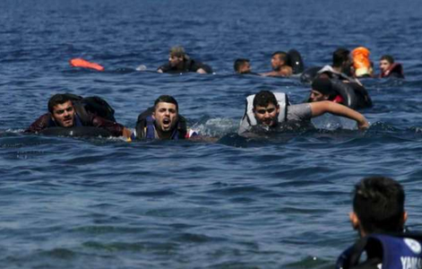 Un copil mort şi 47 de persoane salvate după naufragiul unei ambarcaţiuni cu migranţi în largul Insulei elene Lesbos