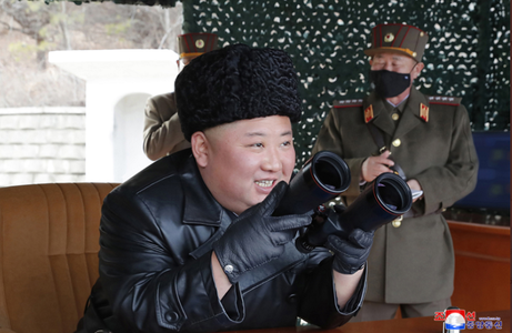 Kim Jong Un a supervizat un ”tir de artilerie cu rază lungă de acţiune”