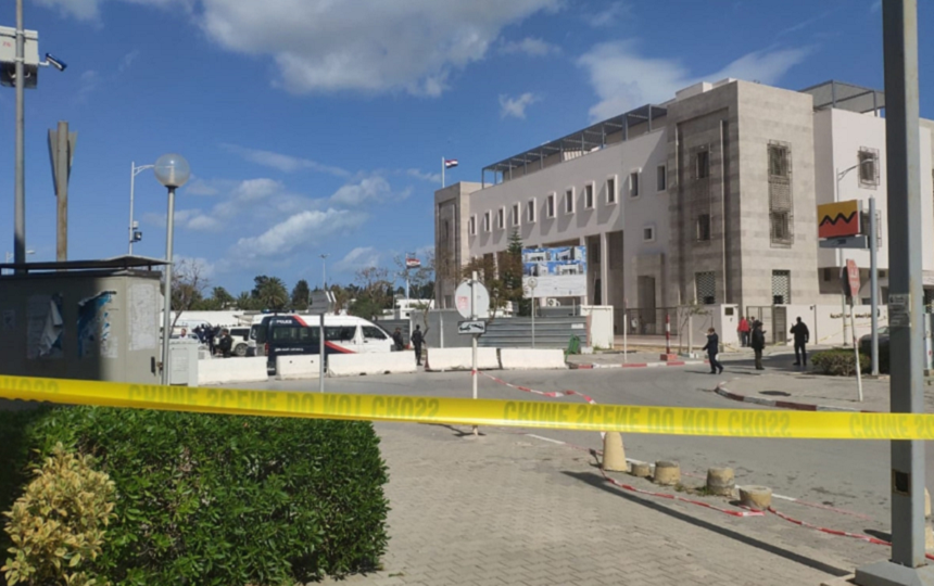 Un poliţist tunisian ucis în dublul atentat sinucigaş din faţa sediului Ambasadei SUA la Tunis