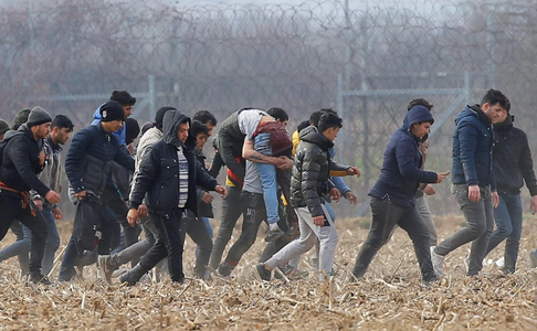 Ciocniri la frontiera turco-greacă între poliţişti greci şi migranţi, pe care UE încearcă să-i descurajeze