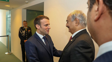 Mareşalul Khalifa Haftar, primit de Macron, se angajează să semneze armistiţiul în Libia 