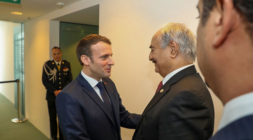 Mareşalul Khalifa Haftar, primit de Macron, se angajează să semneze armistiţiul în Libia 