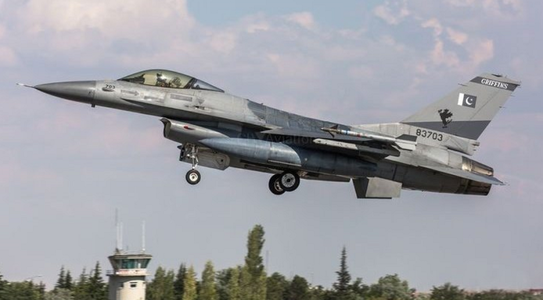 Un avion de vânătoare de tip F-16 se prăbuşeşte în apropiere de Islamabad, iar pilotul moare, în timpul unei repetiţii în vederea paradei militare anuale