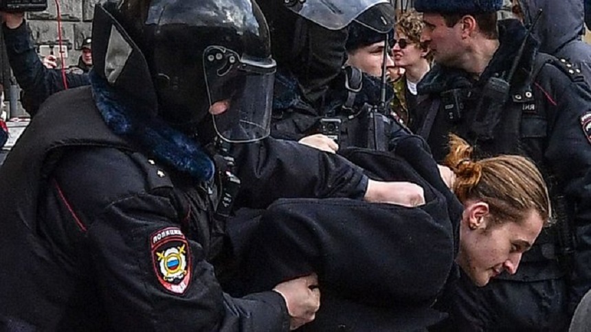 Rusia: Zeci de manifestanţi au fost arestaţi în apropierea sediului Serviciilor secrete ruse