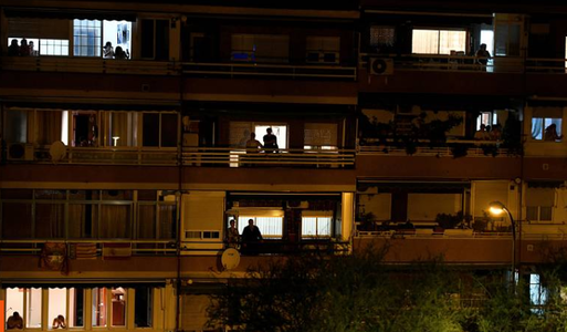 Spania, în carantină - Mii de oameni au ovaţionat, de la ferestre, profesioniştii din domeniul sanitar. Karaoke în familie, în fiecare seară / VIDEO