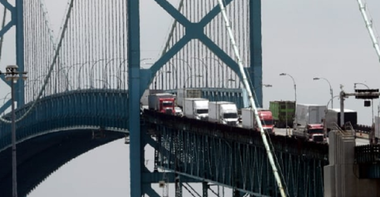 SUA îşi închid frontiera cu Canada traficului neesenţial, anunţă Trump