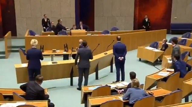Olanda: Ministrului Sănătăţii i s-a făcut rău în timpul unei dezbateri în Parlament; el a acuzat extenuarea din ultima vreme