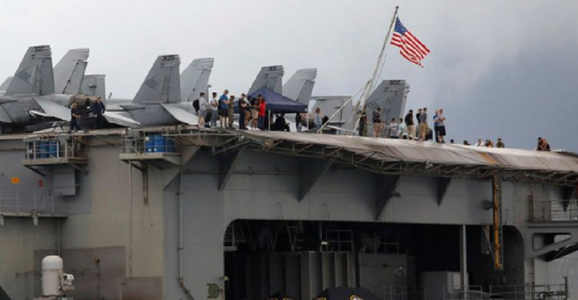 Pentagonul refuză evacuarea portavionului nuclear USS Theodore Roosevelt, care se confruntă cu o contaminare galopantă la bord, aflat la chei în Guam