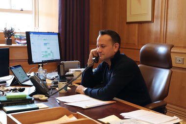 Premierul Irlandei a decis să practice din nou medicina pentru a ajuta în criza cauzată de coronavirus
