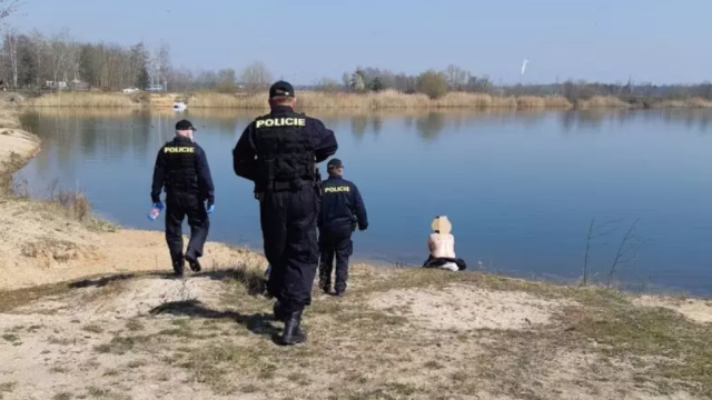 Nudişti cehi au fost avertizaţi de poliţişti pentru că nu purtau măşti de protecţie