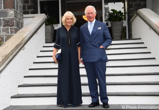 Prinţul de Wales şi ducesa de Cornwall s-au fotografiat alături de câinii lor pentru a marca a 15-a aniversare a căsătoriei 