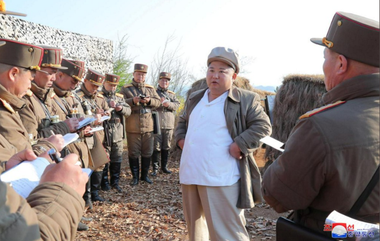 Kim Jong Un supervizează un exerciţiu militar înaintea unei sesiuni plenare a Parlamentului, în toul pandemiei noului coronavirus