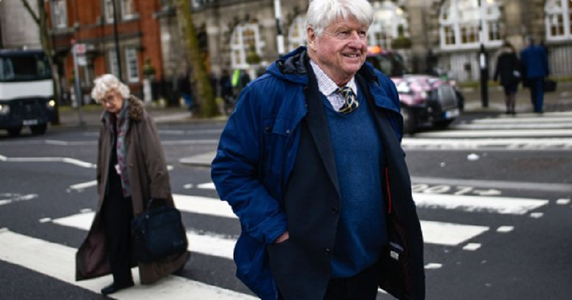 Boris Johnson ”nu a scăpat” încă de pericol, îl avertizează tatăl său şi-i cere să se odihnească