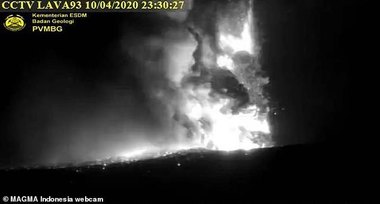 Vulcanul indonezian Anak Krakatau a început să erupă 