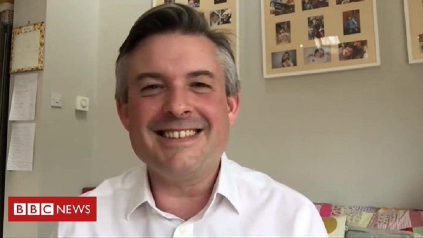 Laburistul Jonathan Ashworth, întrerupt în timpul unei intervenţii la BBC de fiicele sale care voiau să îi arate ce au primit de la bunica lor – VIDEO