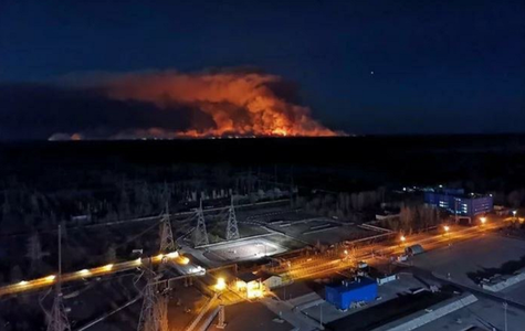 Greenpeace avertizează că incendiul care face ravagii de la 4 aprilie în zona de excludere se apropie periculos de Centrala Nucleară avariată Cernobîl; incendiul a atins oraşul-fantomă Pripiat