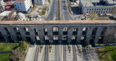 Turcia intră din nou în izolare weekendul următor; zeci de mii de deţinuţi urmează să fie eliberaţi din cauza ameninţării covid-19 în închisori, unde un deţinut a murit din cauza maladiei, iar 17 s-au contaminat; bilanţul total se apropie de 1.300 de morţi şi peste 61.000 de cazuri
