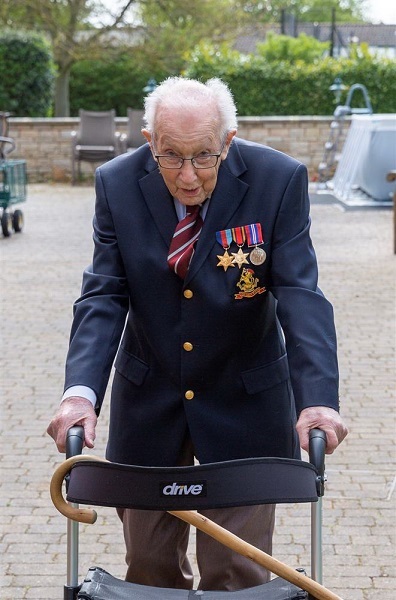 Un britanic în vârstă de 99 de ani a strâns mai mult de un milion de lire sterline pentru personalul medical