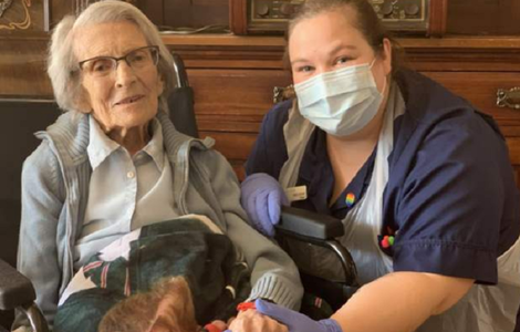 O britanică în vârstă de 106 ani, Connie Titchen, se vindecă de covid-19 şi creşte moralul ţării - VIDEO