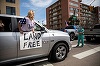 Lucrători medicali din Denver s-au confruntat duminică cu protestatari care cereau ridicarea ordinului din Colorado de a sta la domiciliu