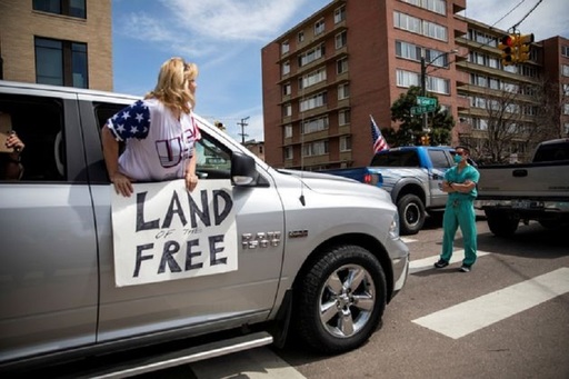 Lucrători medicali din Denver s-au confruntat duminică cu protestatari care cereau ridicarea ordinului din Colorado de a sta la domiciliu