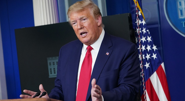 Trump, criticat de comunitatea medicală după ce a sugerat injectarea de dezinfectant ca tratament împotriva Covid-19

