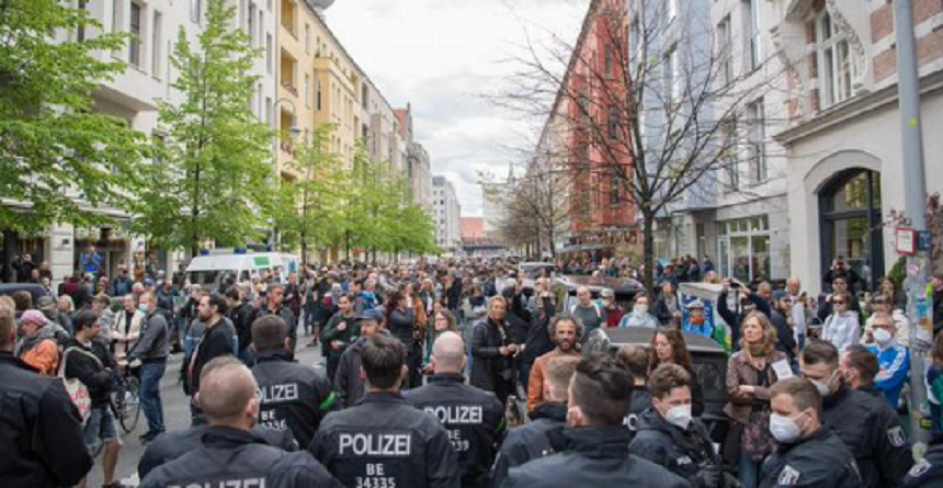 O sută de arestări la Berlin, după ciocniri la manifestaţii împotriva izolării impuse din cauza covid-19