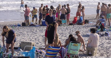 Plaje din statul american Georgia, pline de sute de oameni care încearcă să păstreze distanţarea socială