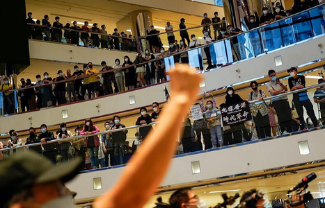 Poliţia antirevoltă dispersează 300 de manifestanţi în favoarea democraţiei la un miting într-un centru comercial din Hong Kong