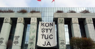 UE deschide o nouă procedură împotriva Poloniei cu privire la reducerea la tăcere a judecătorilor şi dă termen două luni guvernului PiS să răspundă acestor îngrijorări