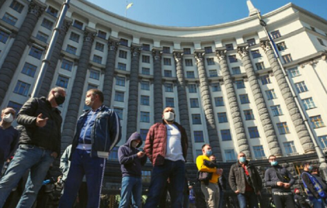 Guvernul ucrainean redeschide sute de pieţe în ţară după ce sute de oameni manifestează la Guvern în favoarea unei relaxări a izolării