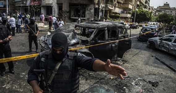 Zece membri ai armatei egiptene, ucişi sau răniţi într-un atac cu bombă