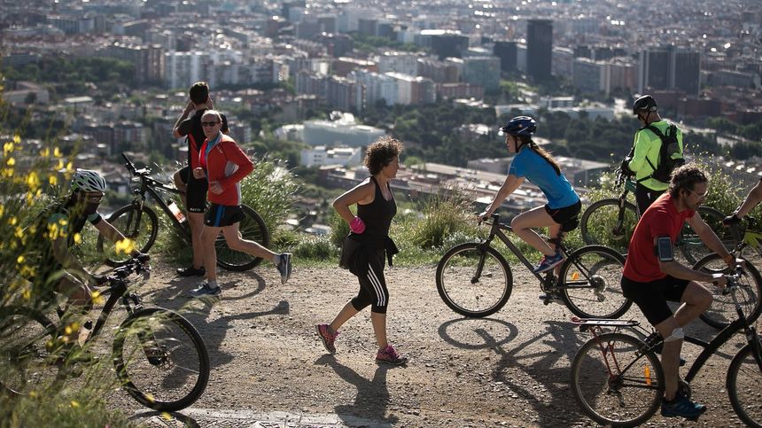 Spaniolii au ieşit pe străzi şi pot face sport după 49 de zile de izolare
