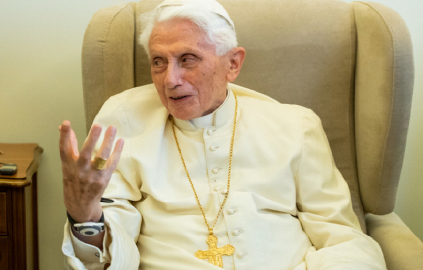 Benedict al XVI-lea se plânge de faptul că se vrea să fie redus la tăcere şi atacă din nou căsătoria între persoane de acelaşi sex într-o biografie autorizată, publicată în Germania 