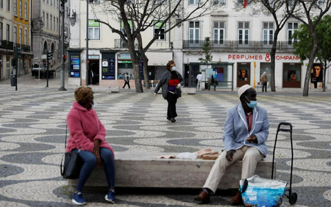 Portugalia îşi redeschide primele magazine după o lună şi jumătate de izolare