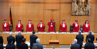 Curtea Constituţională germană cere BCE să-şi justifice în termen de trei luni programul anticriză ”quantitative easing”, pe care-l consideră ”îndoielnic”; Comisia Europeană: dreptul european primează asupra dreptului naţional
