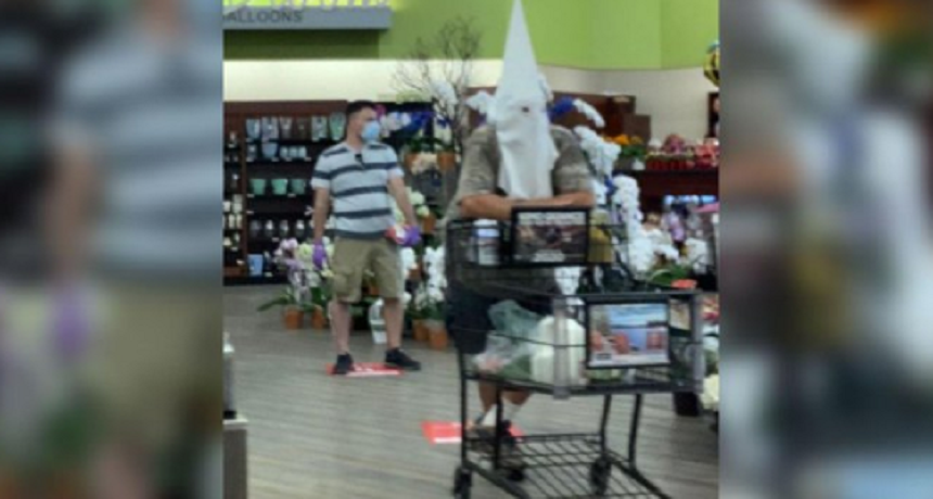 Anchetă în California, după ce un bărbat poartă o cagulă Ku Klux Klan pe post de mască de protecţie într-un supermarket în orăşelul Santee, lângă San Diego
