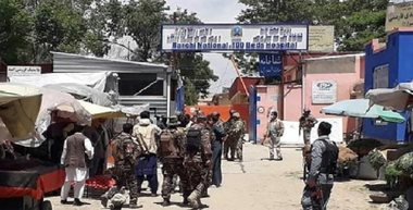 Un spital din vestul Kabulului în care MSF susţine o secţie de maternitate, vizat de un atac, în urma exploziilor succesive de luni, revendicate de Statul Islamic