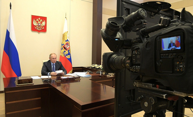 Membri ai personalului medical aşteaptă să primească prime promise de Putin; Mişustin recunoaşte o problemă, sindicatele denunţă birocraţia; 100.000 de oameni semnează o petiţie prin care reclamă plata primelor