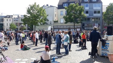 Mii de germani au ieşit în stradă pentru a protesta faţă de restricţii