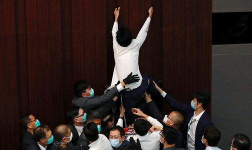 Ciocniri la Hong Kong între aleşi în favoarea democraţiei şi aleşi loiali Beijingului