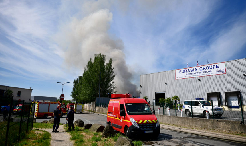 Incendiu la un depozit de textile şi mobilă, situat lângă ”prima” fabrică de măşti în regiunea Ile-de-France, construită în câteva săptămâni de omul de afaceri chinez Hsueh Sheng Wang şi care urmează să începă producţia săptămâna aceasta