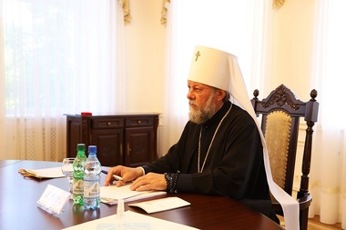 Biserica Ortodoxă din Moldova invocă teorii conform cărora vaccinarea e calea prin care ”sistemul antihristic mondialist” vrea să introducă în corpul oamenilor microcipuri pentru a-i controla prin tehnologia 5G, iar Bill Gates e principal responsabil