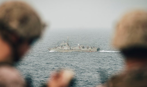 US Navy avertizează că nave care se apropie la mai puţin de 100 de metri de nave americane de război la Golful Persic vor fi considerate ”o ameninţare şi supuse unor măsuri defensive legale”