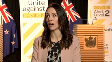 Premierul neozeelandez Jacinda Ardern acordă neperturbat un interviu televizat în timpul unui cutremur de magnitudinea 5,6