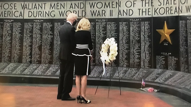 Joe Biden iese pentru prima oară în public de la 15 martie şi depune o jerbă de flori la Wilmington, cu ocazia Memorial Day