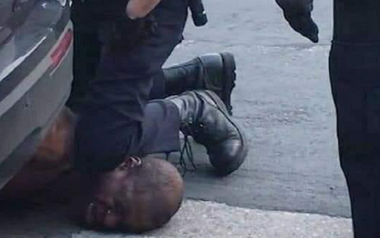 Indignare în SUA după moartea unui bărbat de culoare, George Floyd, în urma unei arestări ”în forţă” la Minneapolis; patru poliţişti, destituiţi