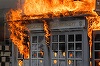Decesul lui George Floyd: Jafuri şi confruntări în 25 de oraşe din Statele Unite în ciuda stării de asediu. Poliţia a folosit gaze lacrimogene şi grenade. Manifestanţii au incendiat maşini ale poliţiştilor. Trump: Revoltele îi dezonorează memoria - VIDEO