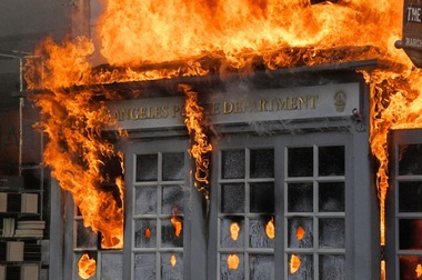 Decesul lui George Floyd: Jafuri şi confruntări în 25 de oraşe din Statele Unite în ciuda stării de asediu. Poliţia a folosit gaze lacrimogene şi grenade. Manifestanţii au incendiat maşini ale poliţiştilor. Trump: Revoltele îi dezonorează memoria - VIDEO