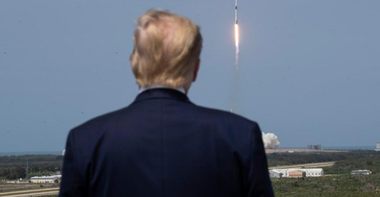 Zi stranie pentru Trump, între spaţiu şi Minneapolis